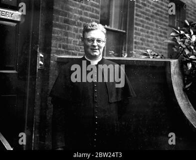 Le révérend John L Wright, curate volant de 37 ans de l'église catholique notre-Dame et Saint Edwards, Chiswick, Londres, le seul prêtre de Grande-Bretagne à avoir un permis, est le corps des organisateurs de 100 cadets de la défense pour l'Empire Air Defense League. Les cadets seront des garçons de 14 à 18 ans et seront enseignés à tous les terrains associés à l'aviation. Photos: Le révérend John L Wright photographié à Chiswick. 12 septembre 1938 Banque D'Images