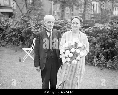 L'ancien maire de Londres et la Mayoress célèbrent le mariage d'or. M. et Mme G G Broadbridge, ancien maire et mairesse de Stoke Newington, célèbrent leur mariage d'or dans leur maison de Stoke Newington (Londres). 8 septembre 1938 Banque D'Images