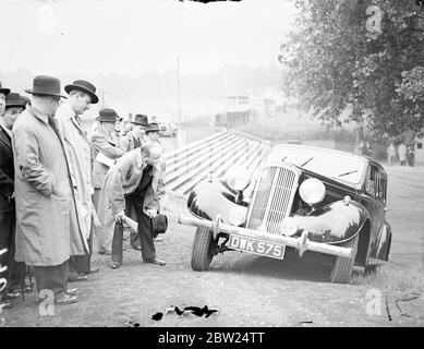 Nouvelle « voiture pour le monde » présentée sur le circuit Crystal Palace. La nouvelle Humber Super Snipe, une voiture spécialement conçue pour répondre aux conditions de conduite dans le monde entier, a été présentée à un rassemblement d'experts sur le circuit de course de Crystal Palace. La voiture est dite pour combler un vide dans les constructeurs automobiles britanniques parce qu'elle est également adaptée aux conducteurs au pays ou à l'étranger. Des spectacles photo, des spectateurs regardant le nouveau Humber Super Snipe monter un sur quatre en haut du train. En partant d'un point de départ en haut. Le centre est W E Rootes de la Humber Company. 8 septembre 1938 Banque D'Images