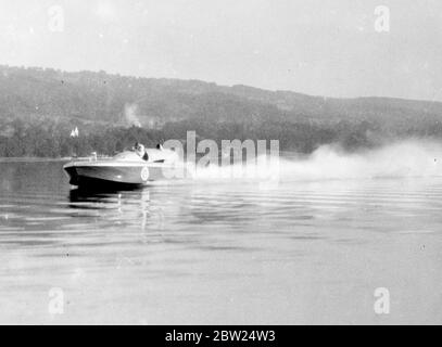 Sir Malcolm Campbell établit un nouveau record mondial de vitesse de l'eau. Sir Malcolm Campbell a établi un nouveau record mondial de vitesse dans son hors-bord « Bluebird » sur le lac Hallwil, près de Lucerne, en Suisse, en couvrant le mile mesuré à une vitesse moyenne pour les deux courses de nos cent et 30.91 miles par heure. Il a précédemment occupé le record du monde avec cent 29.5 miles par heure. Des spectacles photo, « Bluebird » qui survit le lac Hallwill alors que Sir Malcolm Campbell a établi le nouveau record de vitesse. 19 septembre 1938 Banque D'Images
