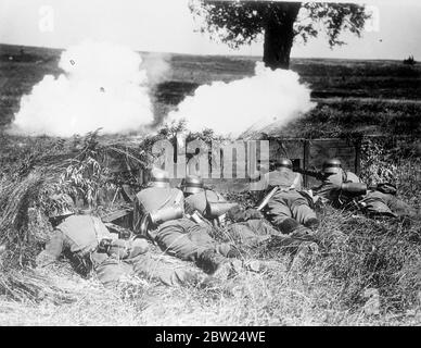 Des mitrailleuses en action lors de manoeuvres allemandes, Hitler visite le 'Front'. Le chancelier Hitler a observé de sévères « combats » lorsqu'il a passé deux jours à Gross Born avec les troupes du II corps d'armée participant aux grandes manœuvres allemandes. Des expositions de photos, des mitrailleurs qui peinent l'« ennemi » à travers un écran de camouflage à Gross Born. 22 août 1938 Banque D'Images