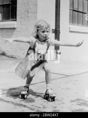 Premières « étapes » sur les patins par la nouvelle actrice de film pour enfants. Beaucoup de gens ont des souvenirs douloureux de leurs premières connaissances avec des patins à roulettes. Peut-être n'ont-ils jamais réalisé à quel point leurs premiers efforts semblaient amusants pour les spectateurs ! Ces photos ont été prises lorsque la petite Janet Chapman, nouvelle actrice de six ans, qui apparaît maintenant dans Warner Brothers « Three Girls on Broadway » à Hollywood, a traversé la même épreuve passionnante. Les patins lui ont été donnés par John Farrow, le réalisateur. Les petites jambes de Janet ont fait le reste!. Des séances photo, Janet fait un début optimiste. Banque D'Images