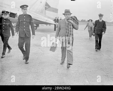 Le capitaine Thomas Kendrick, l'officier britannique de contrôle des passeports à Vienne, qui a été arrêté par la police secrète allemande et accusé d'espionnage, est arrivé à l'aérodrome de Croydon après sa libération. Le capitaine Kendrick a été libéré à condition qu'il quitte l'Allemagne immédiatement. Il est retourné en Angleterre via Budapest et doit faire un rapport personnel au gouvernement britannique sur son arrestation. Expositions de photos, le capitaine Thomas Kendrick à son arrivée à Croydon. 22 août 1938 Banque D'Images