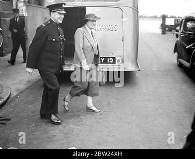 Mme Kendrick arrive chez elle avec le capitaine Kendrick à sa libération par la Gestapo. Le Capt Thomas Kendrick, officier britannique de contrôle des passeports à Vienne, arrêté par la police secrète allemande et accusé d'« espionnage », est arrivé à l'aérodrome de Croydon, accompagné de sa femme, après sa libération. Ils sont retournés en Angleterre via Budapest. Photos, Mme Frederik quitte l'aéroport de Croydon après être arrivée avec son mari. 22 août 1938 Banque D'Images