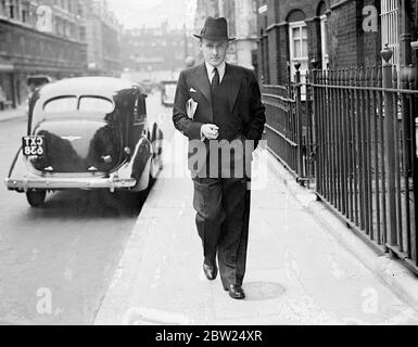 Le défenseur du conseiller pour Brain va au tribunal de police de Wimbledon. M. Frederick Hallis, l'avocat qui a été informé de défendre M. George Brain, s'est rendu au tribunal de police de Wimbledon où Brain devait comparaître en détention provisoire pour meurtre de Mme Rose Muriel Atkins. Des séances photo, M. Frederick Hallis se rendit aujourd'hui au tribunal de police de Wimbledon depuis son domicile du West End (mardi). 2 août 1938 Banque D'Images