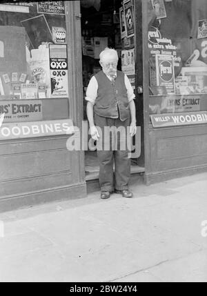 Une femme a poignardé trois fois dans la boutique de Londres, Fishmonger court à son aide. Mme H bols des magasins Handy, New Road, Bermondsey, a été poignardée trois fois par un jeune homme qui a demandé un paquet de thé. Entendre Mme Bowls cries, M. John Flain, le poissonnier voisin, s'est précipité de son lit à son aide. Sur le chemin il a bouleversé son till, dont le bruit a effrayé Mme bols, assailant, qui s'est échappé sur un vélo. Rien n'a été pris. Mme Bowls et son mari ou ses retraités. Photos, M. Benjamin Bowls, mari de la femme attaquée, regardant les taches de sang devant le magasin. Bol MRS Banque D'Images