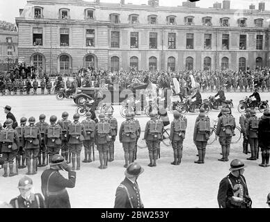 King va au déjeuner de Versailles après la parade militaire. Le roi, accompagné du président Lebrun, a passé en revue plus de 50,000 hommes de l'armée française, y compris des divisions cavalerie, mécanisée et coloniale, lors d'un défilé en son honneur à Versailles, Paris. Au cours d'une revue, 600 avions ont survolé. Après la revue. Le Roi a été invité d'honneur lors d'un déjeuner à la Galerie des glaces du Château de Versailles. Spectacles photo, le roi de quitter la parade pour assister au déjeuner au Versailles Château. Expositions de photos, la voiture du roi entourée de troupes à la revue. 21 juillet 1938 Banque D'Images