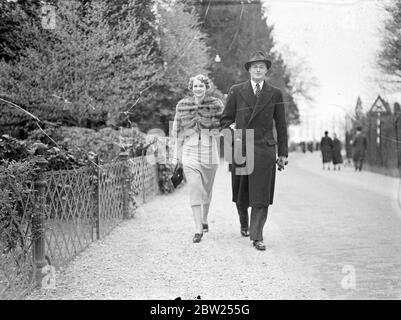 Petit-fils de l'ancien Kaiser et de la grande duchesse russe se sont mariés pour la troisième fois à Doorn. La troisième cérémonie de mariage du prince Louis Ferdinand, deuxième fils de l'ancien prince héritier d'Allemagne et petit-fils de l'ancien Kaiser, et du grand duchesse Kyra, fille du Grand-duc Cyril de Russie, a eu lieu à Doorn House, Hollande, résidence de l'ancien Kaiser. Les deux cérémonies de mariage précédentes, l'église civile et l'église orthodoxe, ont eu lieu à Potsdam. La troisième cérémonie, conformément au rite protestant allemand, a été de gratifier le désir de l'ex-Kaiser de voir son petit-fils se marier. L'ancien empereur, toujours une mar Banque D'Images