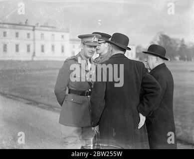 Le nouveau commandant prend la relève au défilé des cadets de Sandhurst. Le major-général T R Eastwood, DSO, âgé de 47 ans, a fait sa première inspection aujourd'hui (dimanche) . Quand il a pris la relève comme commandant du Collège militaire royal, Sandhurst (Surrey). Le major général Eastwood est l'un des officiers nommés en vertu de la campagne «il avant ancienneté» du ministre de la guerre. Expositions de photos, le major général T R Eastwood, parlant à des amis sur le terrain de la parade à Sandhurst. 30 janvier 1938 Banque D'Images