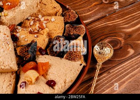 Desserts arabes turcs sur plaque argentée Banque D'Images