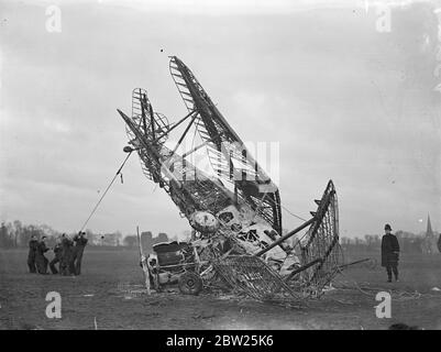 Pilote tué dans un avion flamboyant après une collision à Hanworth. Baskets RAF. Un pilote a été tué lorsque deux machines d'entraînement ont heurté et ont explosé dans les flammes sur le champ de vol de l'aérodrome de Hanworth, Middlesex. Les pilotes des deux machines de formation de la RAF étaient des stagiaires. Un des avions pour le Hawker Hart et l'autre un entraîneur 'B'. Photos, démantèlement de l'épave des avions à Hanworth. 31 janvier 1938 Banque D'Images
