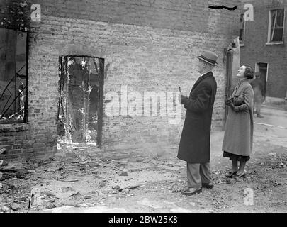 Des maisons royales ont brûlé à Willesden en présence du maire et de la brigade des pompiers. Les maisons d'arrivée, condamnées sous un plan de décharge de taudis a été délibérément mis en feu dans notre place Alpha Nord par la brigade de feu de Willesden. La paraffine et les copeaux de bois ont été utilisés pour démarrer le feu. Le maire de Willesden, Alderman, H R Prothero, et sa fille, Mlle Dilya Prothero (la Mayoress), étaient parmi ceux qui ont regardé le feu. 4 mai 1938 Banque D'Images