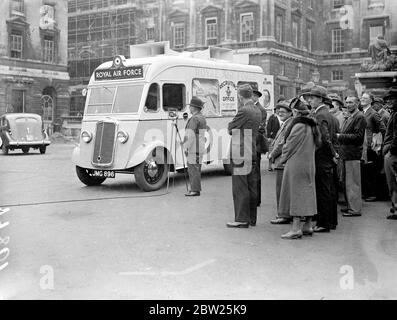 Le ministre de l'air inspecte les fourgonnettes de recrutement pour la RAF. Sir Kingsley Wood, le ministre de l'Air, a inspecté la cour de Somerset House, Strand, le premier des nouveaux fourgonnettes qui seront utilisées dans la campagne pour recruter 31,000 hommes pour la Royal Air Force. Les fourgonnettes doivent faire des visites de recrutement dans toute la Grande-Bretagne. Expositions de photos, Sir Kingsley Wood parlant lorsqu'il a inauguré les nouvelles fourgonnettes de recrutement. 14 juillet 1939 Banque D'Images