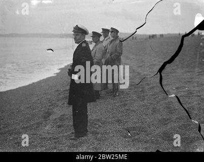 Les troupes « ennemies » débarque sur la côte sud, l'armée et la marine coopèrent dans des exercices tactiques. Les troupes de la 9e Brigade d'infanterie ont coopéré avec les navires de la flotte d'origine dans un exercice d'atterrissage combiné sur la côte du Devon. Sous couvert de feu provenant de navires de guerre, les troupes débarquent, consolidant leur position et amenaient du matériel à terre. Une bataille est prévue avant que les troupes soient forcées de reprendre. Expositions de photos - Commandant en chef à Dartmouth, en regardant l'atterrissage près de Dartmouth. 6 juillet 1938 Banque D'Images