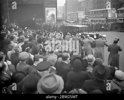 Roi, reine, princesse et reine Mary. Retour à Londres depuis Sandringham. Le Roi et la Reine, accompagnés de la princesse Elizabeth et de la princesse Margaret Rose et de la reine Mary, sont arrivés à la gare de King's Cross à leur retour à Londres depuis Sandringham, où la Cour habite depuis le 22 décembre. 31 janvier 1938 Banque D'Images