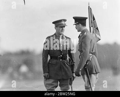 Le nouveau commandant prend la relève au défilé des cadets de Sandhurst. Le major-général T R Eastwood, DSO, âgé de 47 ans, a fait sa première inspection aujourd'hui (dimanche) . Quand il a pris la relève comme commandant du Collège militaire royal, Sandhurst (Surrey). Le major général Eastwood est l'un des officiers nommés en vertu de la campagne «il avant ancienneté» du ministre de la guerre. Expositions de photos, le général de division T R Eastwood, discutant avec l'Adjudant, le capitaine Goulburn des gardes Grenadier, sur le terrain de la parade. 30 janvier 1938 Banque D'Images