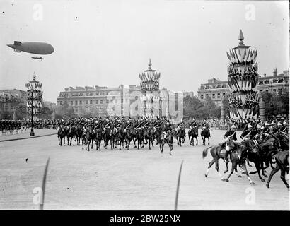 Un lit King Size et un lit Queen Size vous accueillent dans Paris. Accueilli par 1 million de personnes qui applaudissent et le tonnerre de 101 salutation aux armes à feu, le Roi et la Reine sont arrivés à la Gare Bois de Boulogne lors de leur visite d'État à Paris. Accompagnés du président Lebrun de France et de Mme Lebrun , ils ont fait le trajet de 4 km à travers des rues décorées bordées de troupes et de foules jusqu'au Palais du Qui d'Orsay , où ils séjournaient. Spectacles de photos, la Garde de Repubican dans la procession à travers Paris. 19 juillet 1938 Banque D'Images