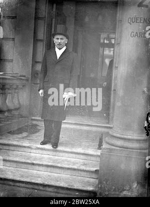 Le nouveau ministre bulgare laisse à King présenter ses lettres de créance. M Nicholas Momtchiloff, nouveau ministre bulgare à Londres, a quitté la légation dans les jardins de la porte de la Reine pour que le Palais de Buckingham présente ses références au Roi. M. Momtchiloff était ancien gouverneur de la banque de Bulgarie et ministre à Berne. 5 mai 1938 Banque D'Images