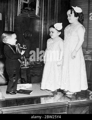 Le plus petit homme du monde à New York. Paul de Rio, jeune homme de 18 ans et le plus petit homme du monde, photographie ses petites sœurs Doloras, âgées de 19 ans, et Trinidad, âgées de 23 ans à New York. Paul mesure 19 pouces de hauteur et pèse 12 livres. Doloras pèse 18 livres, et Trinidad, 33 pouces de hauteur, pèse 25 livres. 12 août 1938 Banque D'Images