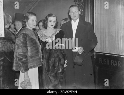 La première hôtesse de la « première nuit » britannique reçoit des royalties au théâtre de Londres. M. Jeanne Steurton, première hôtesse de la première nuit de Grande-Bretagne, a pris ses fonctions au Ambassadeurs Theatre de Londres, pour la première nuit de 'NUTS en mai', la nouvelle comédie. Les fonctions de Mlle Steurton consistent à accueillir des célébrités et à assurer le confort des membres du public. Parmi les lueurs de jeu , elle a reçu la première nuit de 'NUTS en mai' étaient le prince Frederich de Prusse et la princesse Helena Victoria. 4 février 1938 Banque D'Images