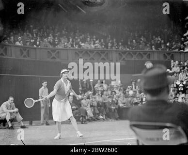 Helen battera FRU Sperling en demi-finale de Wimbledon. Mme Helen Wills Moody (américaine) a battu FRU S Sperling (Danemark) après un match dur 12-10, 6-4 dans la demi-finale des femmes célibataires à Wimbledon, Londres. Elle rencontrera sa paysféminine, Mlle Helen Jacobs, en finale. Spectacles photo, Helen Wills en jeu. 30 juin 1938 Banque D'Images