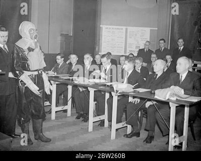 Construction anti-gaz les représentants des affaires de la ville, première école de la ville. Dans la première école anti-gaz de la ville de Londres, située un peu à la morgue de la ville de Golden Lane, on donne des instructions sur l'utilisation de respirateurs et les méthodes de lutte contre les gaz de guerre connus. Des représentants des grandes entreprises et de la Banque d'Angleterre assistent à l'école. L'objet est de s'assurer que, éventuellement, toutes les grandes maisons d'affaires auront une personne responsable éduquée en précautions anti-gaz et RAID d'air. Des séances photo, M. WR McGrath, instructeur à l'école civile de lutte contre le gaz, donne des conférences sur le Banque D'Images