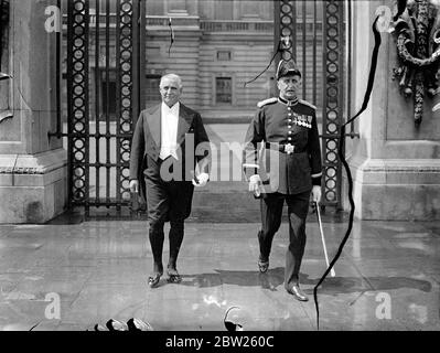 King tient l'investiture au Palais de Buckingham. Une investiture a été organisée par le Roi au Palais de Buckingham, le premier à y avoir lieu pendant plusieurs années. La fréquentation a largement été le résultat des admissions et des promotions dans les classes supérieures des ordres de Chivalry, faites dans les honneurs d'anniversaire. Photos, M. William Dunn de Barnstaple et le major Cockburn, chef du Hampshire, arrivant au Palais de Buckingham. 5 juillet 1938 Banque D'Images