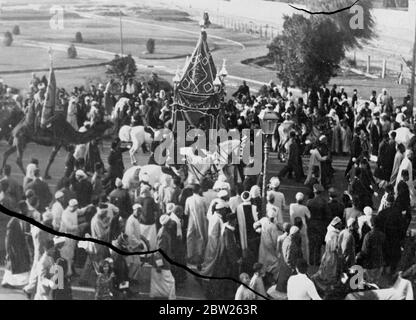 Le tapis Saint commence le pèlerinage du Caire à la Mecque. Avec une cérémonie traditionnelle, la Howdah décorée, symbolisant la royauté égyptienne, et le tapis Saint, ont quitté le Caire sur le pèlerinage annuel à la Mecque. Le tapis est utilisé pour couvrir la Kaaba à la Mecque pour l'année suivante. Spectacles de photos, la scène au début du pèlerinage. Banque D'Images