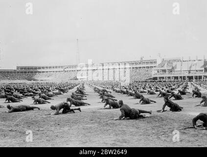 Les petites armées de l'tente participent à l'exposition Sokol à Prague. Les armées des pays de la petite Entente, la Tchécoslovaquie, la Roumanie et la yougoslavie, ont eu un jour à eux-mêmes lors du 10e Congrès des Sokols (les organisations de gymnastique de masse de la Tchécoslovaquie) qui se tient à Prague. Les troupes ont effectué des exercices portant leurs uniformes et épousant des fusils. Expositions de photos, exercices de masse par les soldats avec fusils au stade Sokol à Prague. 8 juillet 1938 Banque D'Images