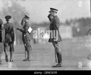 Le nouveau commandant prend la relève au défilé des cadets de Sandhurst. Le major-général T R Eastwood, DSO, âgé de 47 ans, a fait sa première inspection aujourd'hui (dimanche) . Quand il a pris la relève comme commandant du Collège militaire royal, Sandhurst (Surrey). Le major général Eastwood est l'un des officiers nommés en vertu de la campagne «il avant ancienneté» du ministre de la guerre. Spectacles photo, le général de division T R Eastwood, prenant le salut au mois de mars passé. 30 janvier 1938 Banque D'Images