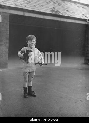 Le petit garçon qui ne sait pas où il vit. En donnant son nom de Douglas Morris et son âge de quatre ans, un petit garçon aux cheveux de fairey est maintenant à la maison de réception des enfants, Parsons Green, après que la police l'ait trouvé assis à une porte de la place Tavistock, Bloomsbury, il y a une semaine. Perdu, Douglas ne peut pas dire où est sa maison, et personne ne l'a revendiqué jusqu'à présent. Un moule sur le côté droit de son cou est une marque distinctive qui peut aider à trouver ses parents. 27 janvier 1938 Banque D'Images