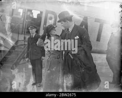 Ben Foord rentre chez lui par avion depuis Hambourg, accueilli par sa femme. Ben Foord, l'ancien champion de poids lourd de l'Empire britannique, qui a tenu 12 tours contre Max Schmeling à Hambourg, est arrivé à Croydon par avion de l'art de Hambourg changent soudainement ses plans. Il a été accueilli par sa femme, à l'aérodrome. 1er février 1938 Banque D'Images