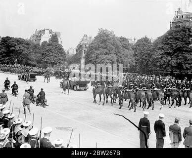 Un lit King Size et un lit Queen Size vous accueillent dans Paris. Accueilli par 1 million de personnes qui applaudissent et le tonnerre de 101 salutation aux armes à feu, le Roi et la Reine sont arrivés à la Gare Bois de Boulogne lors de leur visite d'État à Paris. Accompagnés du président Lebrun de France et de Mme Lebrun , ils ont fait le trajet de 4 km à travers des rues décorées bordées de troupes et de foules jusqu'au Palais du Qui d'Orsay , où ils séjournaient. Spectacles photo, la Reine et Mme Lebrun , en voiture de la gare du Bois de Boulogne au quai d'Orsay. 19 juillet 1938 Banque D'Images