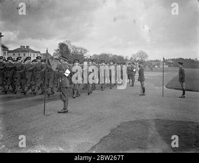 Le nouveau commandant prend la relève au défilé des cadets de Sandhurst. Le major-général T R Eastwood, DSO, âgé de 47 ans, a fait sa première inspection aujourd'hui (dimanche) . Quand il a pris la relève comme commandant du Collège militaire royal, Sandhurst (Surrey). Le major général Eastwood est l'un des officiers nommés en vertu de la campagne «il avant ancienneté» du ministre de la guerre. Spectacles photo, le major général T R Eastwood (à droite), saluant au mois de mars. 30 janvier 1938 Banque D'Images