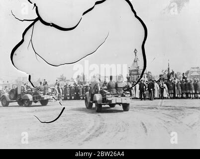Le tapis Saint commence le pèlerinage du Caire à la Mecque. Avec une cérémonie traditionnelle, la Howdah décorée, symbolisant la royauté égyptienne, et le tapis Saint, ont quitté le Caire sur le pèlerinage annuel à la Mecque. Le tapis est utilisé pour couvrir la Kaaba à la Mecque pour l'année suivante. Expositions de photos, unités mobiles de l'armée égyptienne passant devant la Howdah avant le début du pèlerinage du Caire. Banque D'Images