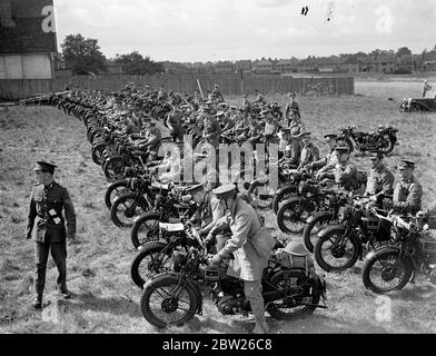 Les premiers essais de fiabilité du cycle moteur de l'armée commencent à Wimbledon. Les motocyclistes de l'armée du Commandement de l'est ont participé au premier des essais de fiabilité de l'armée récemment sanctionnés par le Bureau de la guerre, qui a commencé à Wimbledon Common, Londres, et a continué sur un parcours de 50 miles. Des photos, une vue générale des concurrents alignés pour le début. 30 juin 1938 Banque D'Images