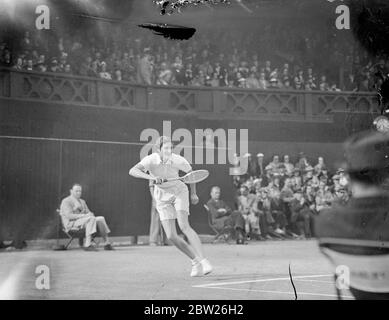 Helen battera FRU Sperling en demi-finale de Wimbledon. Mme Helen Wills Moody (américaine) a battu FRU S Sperling (Danemark) après un match dur 12-10, 6-4 dans la demi-finale des femmes célibataires à Wimbledon, Londres. Elle rencontrera sa paysféminine, Mlle Helen Jacobs, en finale. Expositions de photos, Sperling FRU en jeu. 30 juin 1938 Banque D'Images