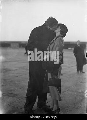 Ben Foord rentre chez lui par avion depuis Hambourg, accueilli par sa femme. Ben Foord, l'ancien champion de poids lourd de l'Empire britannique, qui a tenu 12 tours contre Max Schmeling à Hambourg, est arrivé à Croydon par avion de l'art de Hambourg changent soudainement ses plans. Il a été accueilli par sa femme, à l'aérodrome. 1er février 1938 Banque D'Images