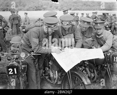 Les premiers essais de fiabilité du cycle moteur de l'armée commencent à Wimbledon. Les motocyclistes de l'armée du Commandement de l'est ont participé au premier des essais de fiabilité de l'armée récemment sanctionnés par le Bureau de la guerre, qui a commencé à Wimbledon Common, Londres, et a continué sur un parcours de 50 miles. Des séances photo, des concurrents qui s'efforcent de suivre leur cours sur une carte avant le début. 30 juin 1938 Banque D'Images