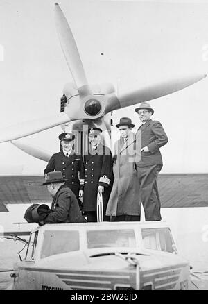 Dean vole à la recherche de nouvelles terres dans la mer du pôle Nord. Comme les aventures de l'ancien, mais en utilisant un avion au lieu d'un voilier, le Dr Lauge Koch a quitté Copenhague pour chercher de nouveaux terrains. Le Dr Koch fait son exploration en mer du Nord. Photos, le Dr Lauge Koch sur le bateau volant avant le début du vol. De gauche à droite, ADML Rechnitzer, commandant Grandjean, Dr Lauge Koch et Alsing Andersen, ministre de la guerre. 2 mai 1938 Banque D'Images