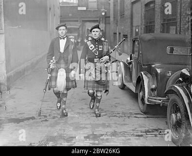 Kings Pipe au concours à Londres la Scottish Piping Society of London organise sa sixième compétition annuelle de tuyauterie et de danse au siège de Londres en Écosse, Buckingham Gate. Photos, R. B Nicole (Balmoral), (à droite), un des Rois Piper, et R Arnot. (Édimbourg). 26 février 26 1938 Banque D'Images