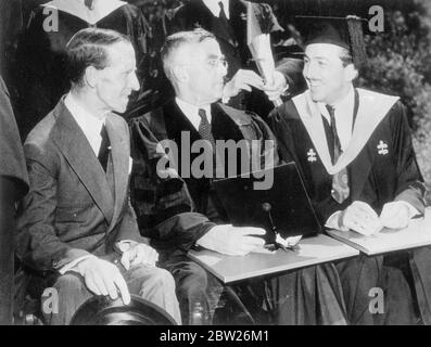 Walt Disney et lord tweedsmuir reçoivent des diplômes de Harvard. Walt Disney, créateur de « Mickey Mouse », et Lord Tweedsmuir, gouverneur général du Canada, ont été parmi les récipiendaires de diplômes honorifiques à l'Université Harvard, Cambridge, Massachusetts, États-Unis. Photos, de gauche à droite, lord Tweedsmuir (docteur en droit), Irving Langmuir, chimiste de recherche (docteur en sciences) et Walt Disney (maître des arts). 2 juillet 1938 Banque D'Images