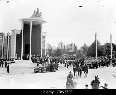 Un lit King Size et un lit Queen Size vous accueillent dans Paris. Accueilli par 1 million de personnes qui applaudissent et le tonnerre de 101 salutation aux armes à feu, le Roi et la Reine sont arrivés à la Gare Bois de Boulogne lors de leur visite d'État à Paris. Accompagnés du président Lebrun de France et de Mme Lebrun , ils ont fait le trajet de 4 km à travers des rues décorées bordées de troupes et de foules jusqu'au Palais du Qui d'Orsay , où ils séjournaient. Spectacles photo, la Reine et le Pres Lebrun , en quittant la Gare Bois de Boulogne , suivi du Roi et de Madame Lebrun. 19 juillet 1938 Banque D'Images