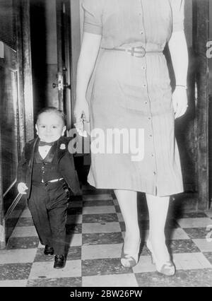 Le plus petit homme du monde à New York. Paul de Rio, le plus petit homme du monde, qui mesure seulement 19 pouces, doit être présenté à l'embarcadère million Dollar Pier dans Atlantic City, New Jersey. Paul est né en Espagne il y a 18 ans et ne pèse que douze livres. Des spectacles de photos, Paul de Rio fait apparaître une femme de stature normale comme une personne de gianture lorsqu'il marche avec elle à son hôtel de New york. Banque D'Images