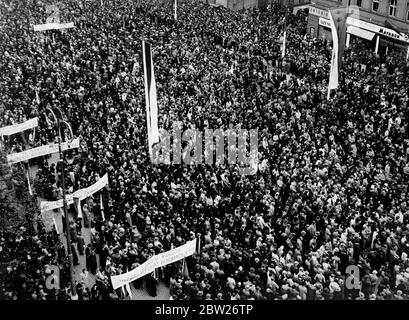 Manifestation de 200,000 personnes à Prague en réponse aux Allemands des Sudètes. Contre-coup aux manifestations des Allemands des Sudètes, qui ont présenté des demandes draconiennes au gouvernement tchèque, 200,000 personnes ont manifesté à Prague pour soutenir l'unité et le gouvernement démocratique tchèques. 4 mai 1938 Banque D'Images