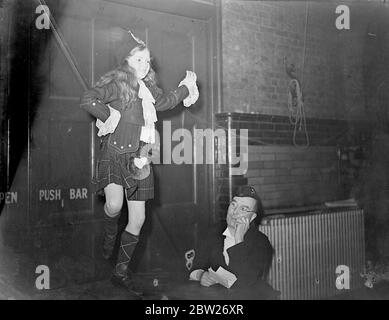 Une jeune fille de 10 ans convie au concours de danse écossais de Londres. La Scottish Piping Society of London organise sa sixième compétition annuelle de tuyauterie et de danse au quartier général écossais de Londres, Buckingham Gate. Expositions de photos, Dorrice Nimme, danseuse des Highlands de 16 ans de Wimbledon, expose sous l'œil expert du Maj Charles Orchard. Dorrice est membre de l'école de danse Elizabeth MacLechlan. 26 février 26 1938 Banque D'Images