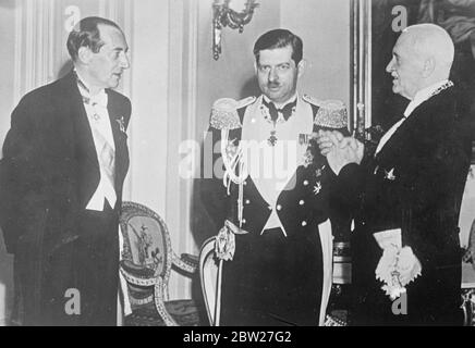 Le roi Carol de Roumanie (au centre), qui, avec le prince héritier Michael, se rend à Varsovie, a rencontré le président Moscicki de Pollan (à droite) et le colonel Beck, ministre polonais des Affaires étrangères. 30 juin 1937 Banque D'Images