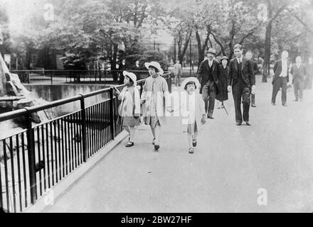 Les princesses japonaises visitent un zoo. La princesse Yori [Atsuko Ikeda] (à droite), la princesse Teru [Shigeko Higashikuni] et la princesse Taka [Kazuko Takatsukasa], filles de l'empereur japonais [Hirohito, empereur Showa], [sœurs du futur empereur Akihito], ont visité le zoo d'Ueno à Tokyo en compagnie du réalisateur M. Michiku. 9 juillet 1937 Banque D'Images