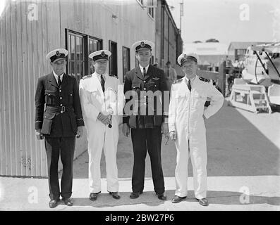 Équipage 'Caledonia' pour le premier vol transatlantique expérimental. Le capitaine A S Wilcockson, commandant, et l'équipage du bateau-volant géant de l'Empire 'Caledonia' photographié à Southampton avant de partir pour la base de Shannon dans l'État libre irlandais d'où la 'Caledonia' dévolera son premier vol transatlantique expérimental à destination de Terre-Neuve et de New York. De gauche à droite, John Lewis, opérateur radio, le capitaine A S Wilcockson, le premier officier Bowes et le radioopérateur Hobbs. 4 juillet 1937 Banque D'Images