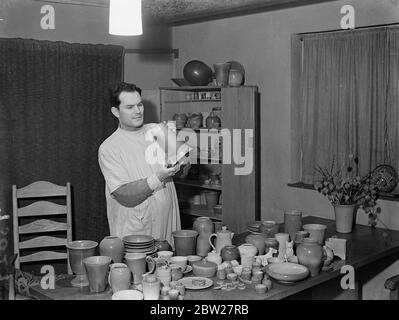 Londres a encore un potter. M. Ronald Czilinsky, l'un des derniers potiers professionnels du quartier de Londres, a travaillé dans une maison qu'il a construite pour lui-même et sa famille à Harrow Weald, Middlesex. M. Czilinsky, concepteur et potier, a fait ses propres fours, potiers et meubles de maison. Il a converti sa salle à manger en studio. Malgré la production de masse, M. Czilinsky affirme qu'il existe encore un marché limité pour la poterie à main, et il soutient qu'il a un style et une finition que d'autres méthodes ne peuvent pas donner. Il est d'avis que les hommes font de meilleurs potiers que les femmes. Pour Banque D'Images